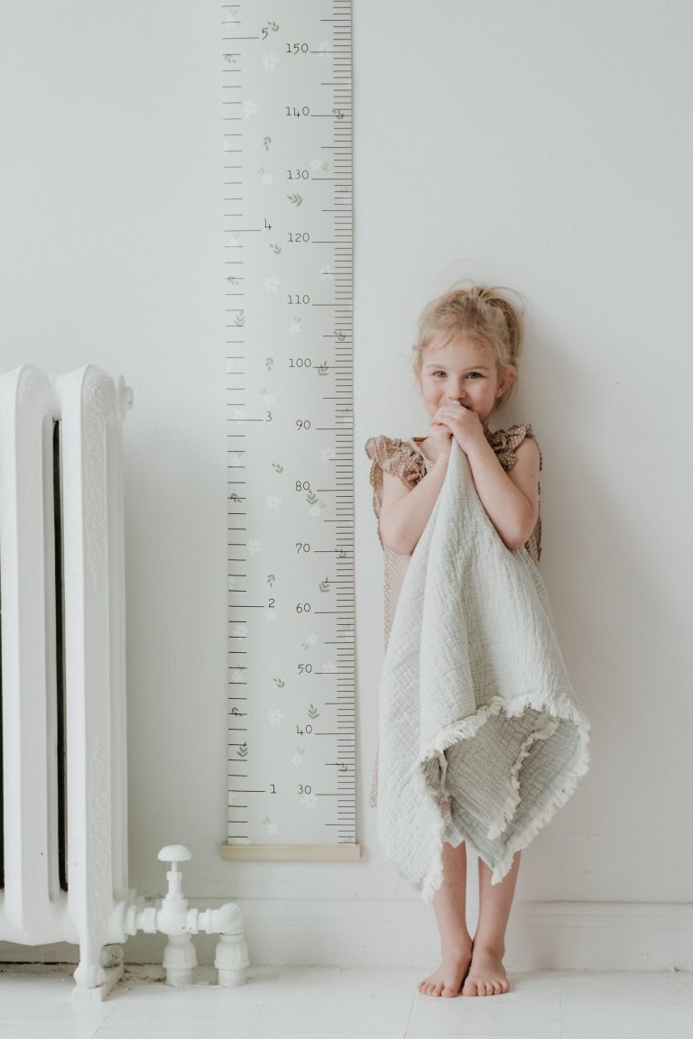 Échelle de croissance – Marguerites sur fond beige