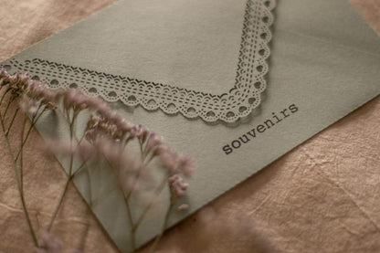ENVELOPPE SOUVENIRS DENTELLE  | FRANÇAIS