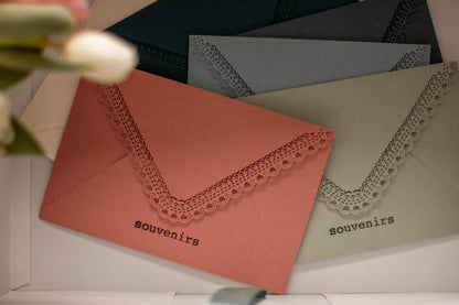 ENVELOPPE SOUVENIRS DENTELLE  | FRANÇAIS