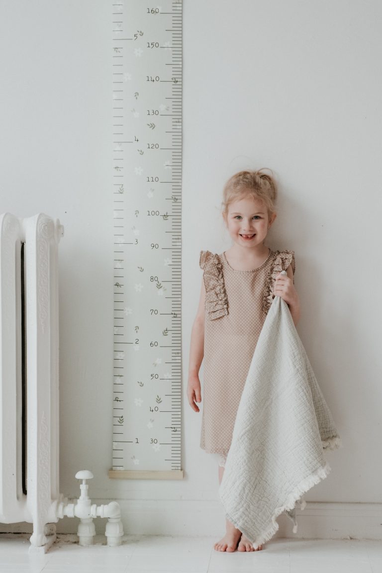 Échelle de croissance – Marguerites sur fond beige